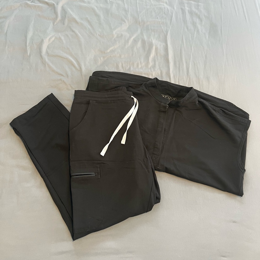 Figs Black scrub set